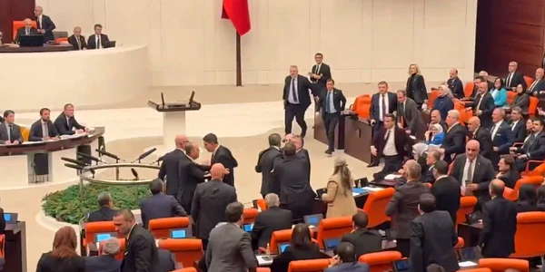 bataie parlament turcia FOTO Captură video X /  Mowliid Haji Abdi @MowliidHaji