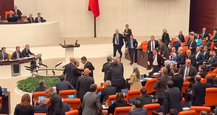 VIDEO Bătaie în Parlamentul Turciei. Deputații și-au împărțit pumni și picioare în timpul dezbaterii privind bugetul
