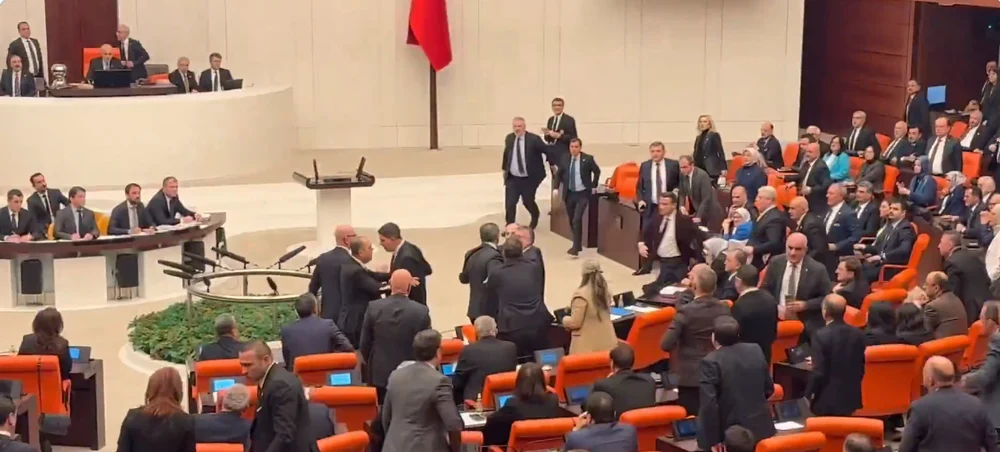 Bătaie în Parlamentul Turciei. Deputații și-au împărțit pumni și picioare în timpul dezbaterii privind bugetul