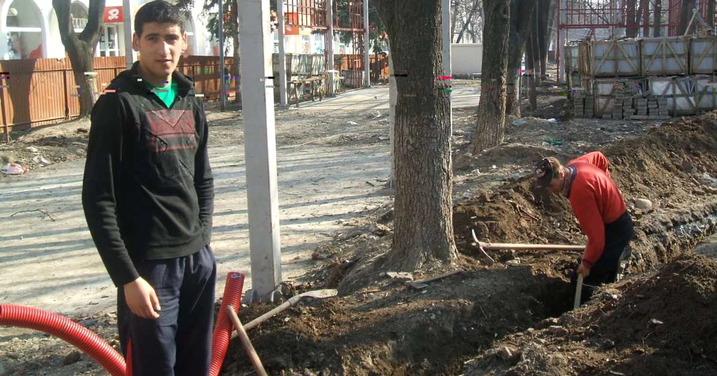 Muncitorii se chinuie să supravieţuiască pe şantier.