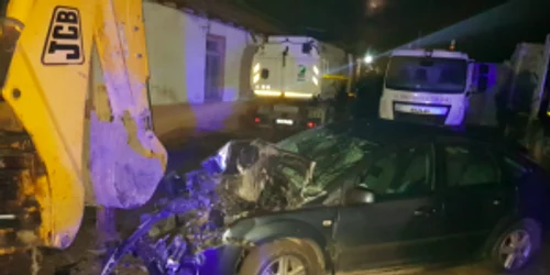 Accident la giratoriul din Tuzla - o maşină a zburat de pe DN şi s-a lovit de buldoexcavator Sursa IPJ Constanţa