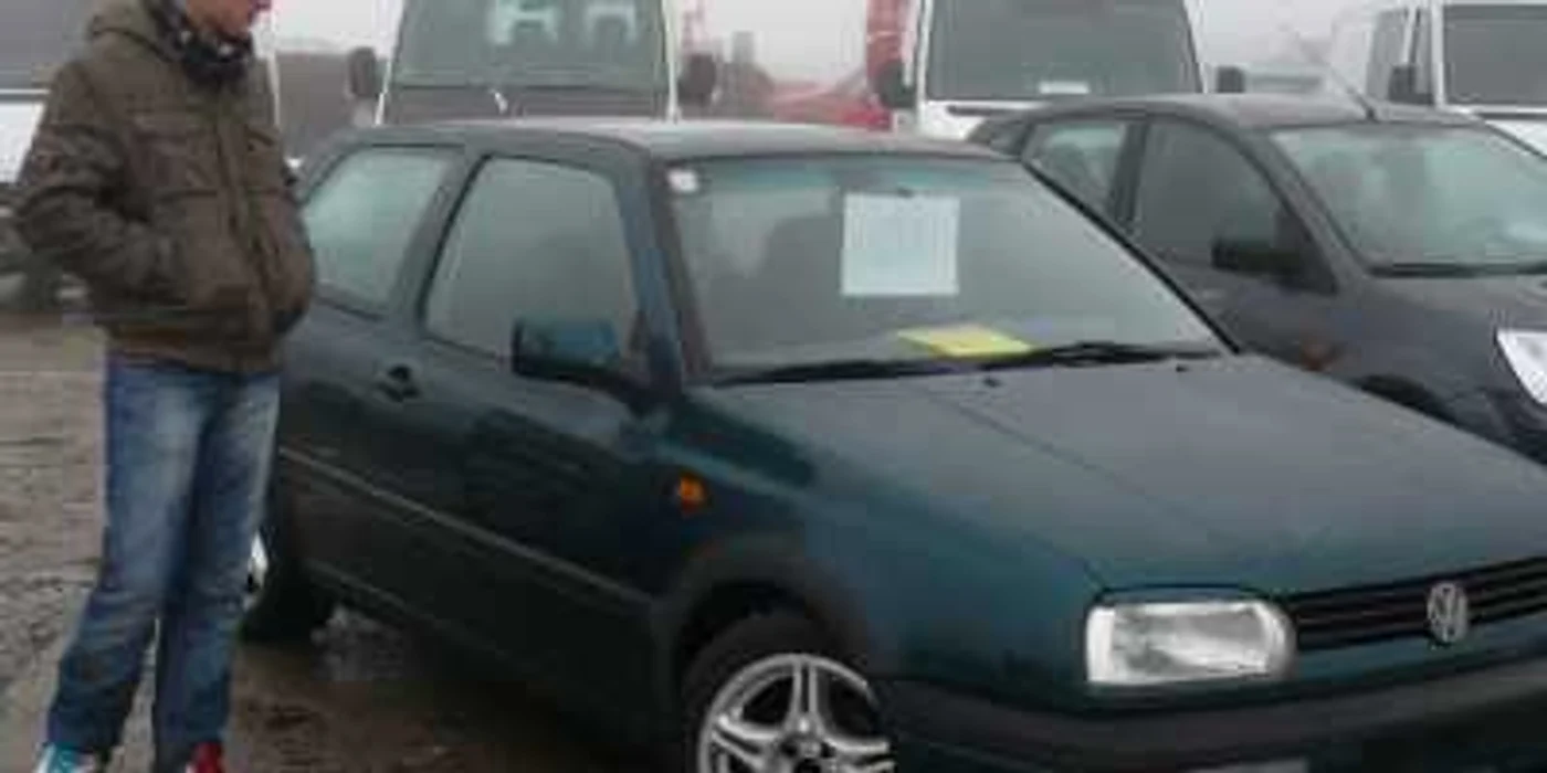Clienţii pot analiza pe îndelete maşinile vechi scoase la vânzare la târgurile auto din Suceava