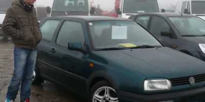 Clienţii pot analiza pe îndelete maşinile vechi scoase la vânzare la târgurile auto din Suceava