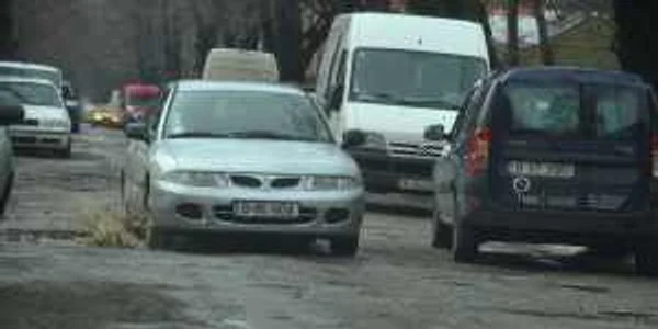 Bucureşti: Şoferii îşi rup în continuare maşinile în gropile mici