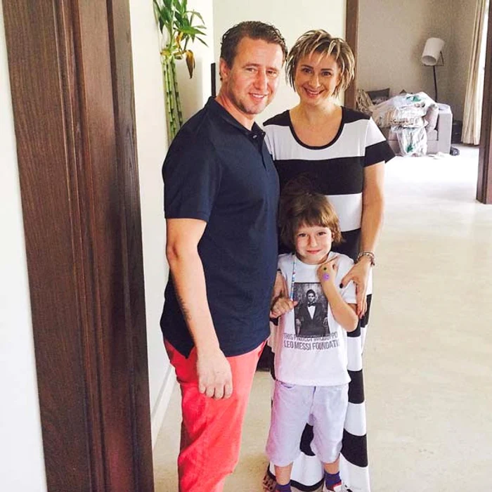 
    Anamaria Prodan, alături de soţul ei, Laurenţiu şi fiul cel mic, Bebeto  