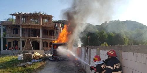 Camion în flăcări după ce macaraua acestuia a atins fire de înaltă tensiune în Vlădeşti - Vâlcea Foto ISU Vâlcea