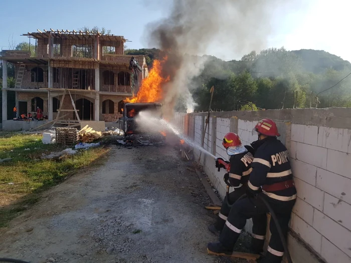 Camion în flăcări după ce macaraua acestuia a atins fire de înaltă tensiune în Vlădeşti - Vâlcea Foto ISU Vâlcea