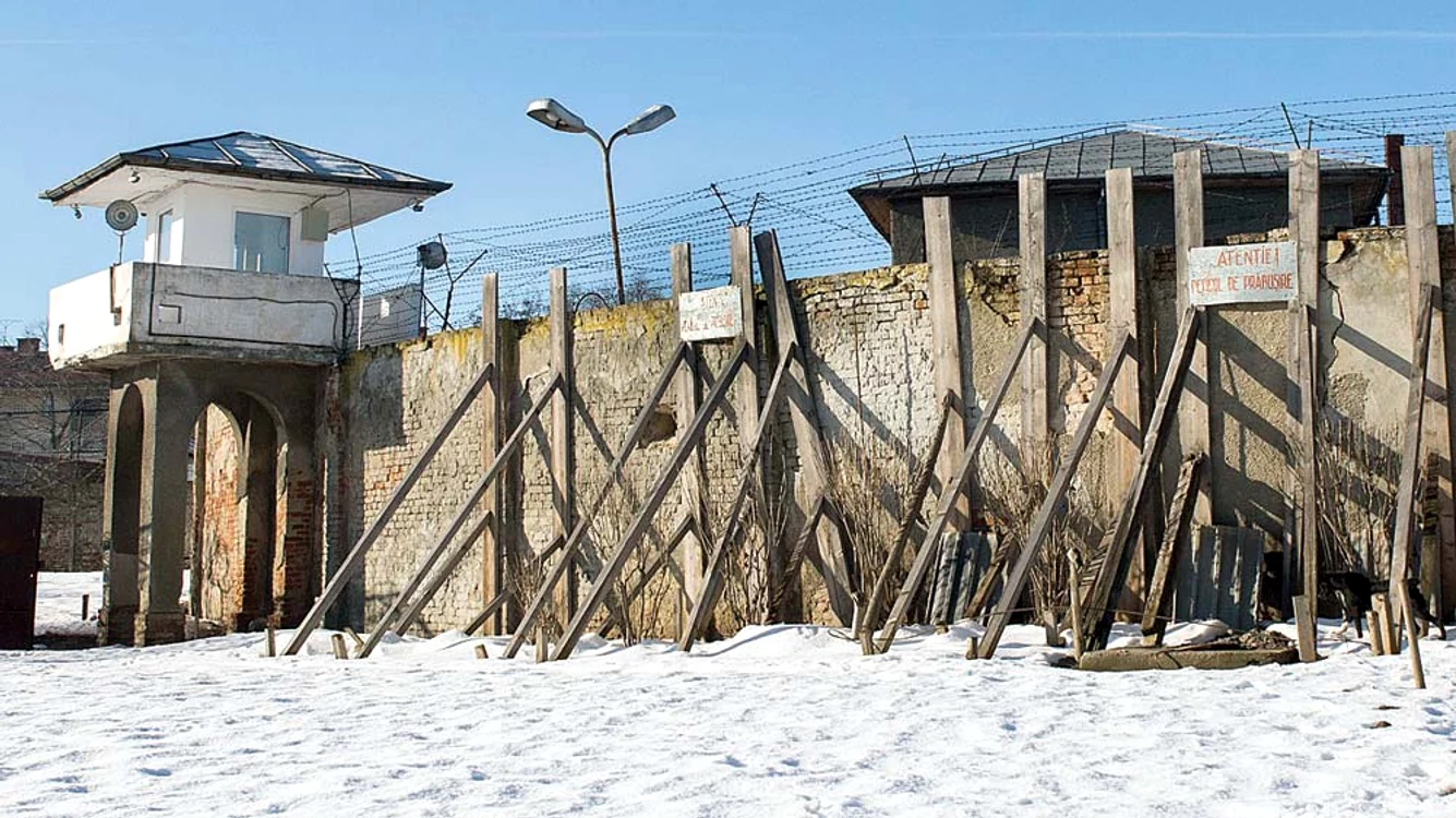 
    Zidul închisorii e la un  pas de prăbuşireFoto: VIAŢA LIBERĂ GALAŢI  