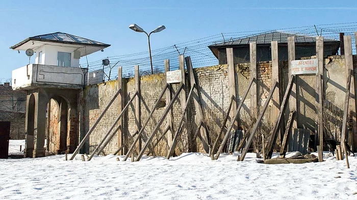 
    Zidul închisorii e la un  pas de prăbuşireFoto: VIAŢA LIBERĂ GALAŢI  