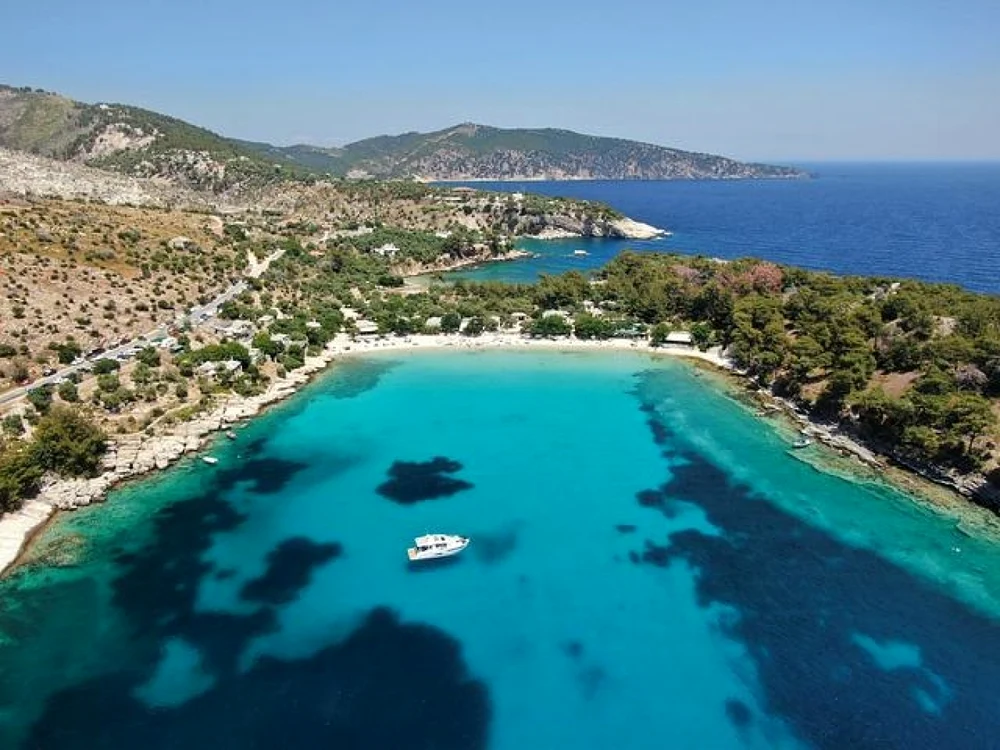 Mai multe terase de pe plajele din Thassos „umflă” nota clienţilor. FOTO Pixabay