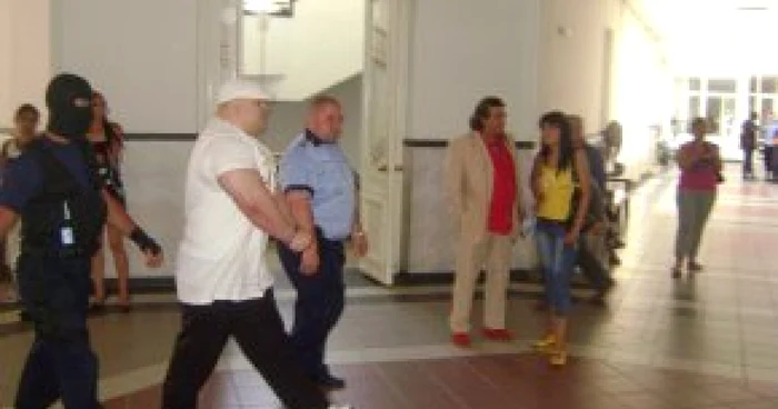 Arad: SONDAJ/ Locotenenţii “Împăratului” Uţu Rohozneanu ameninţau cu moartea copiii victimelor