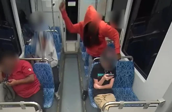 Momentul în care tânăra este atacată FOTO: captura video