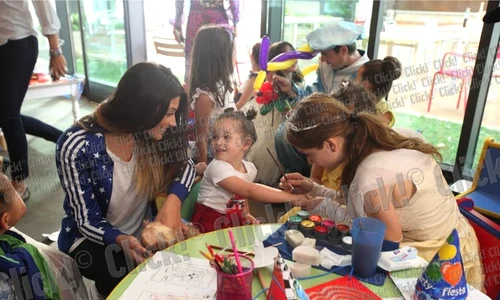 Antonia a stat tot timpul lângă fetiţa ei, Maya, la evenimentul din restaurantul Salt  (Foto: Sever Gheorghe) jpeg