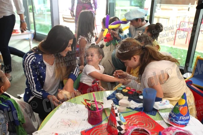 Antonia a stat tot timpul lângă fetiţa ei, Maya, la evenimentul din restaurantul Salt. (Foto: Sever Gheorghe)