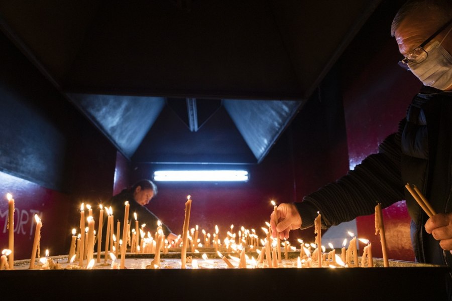 Sfaturi de la Pompieri pentru Paște: „Lumânările sau candelele aprinse să fie așezate într-un suport incombustibil”