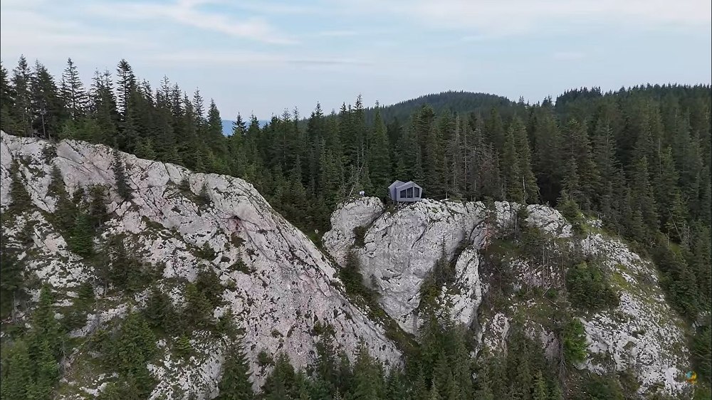 VIDEO Cea mai spectaculoasă cazare din România, deasupra unei prăpăstii, e gratuită. „Vai de mine, te trec fiorii”