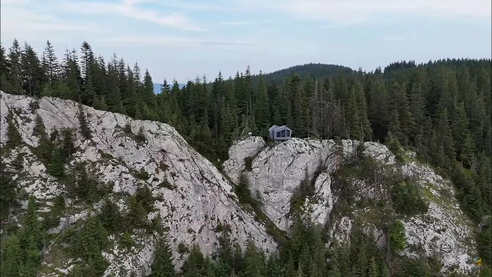 Așa arată refugiul vizitat de cei doi vloggeri. FOTO: Captură video