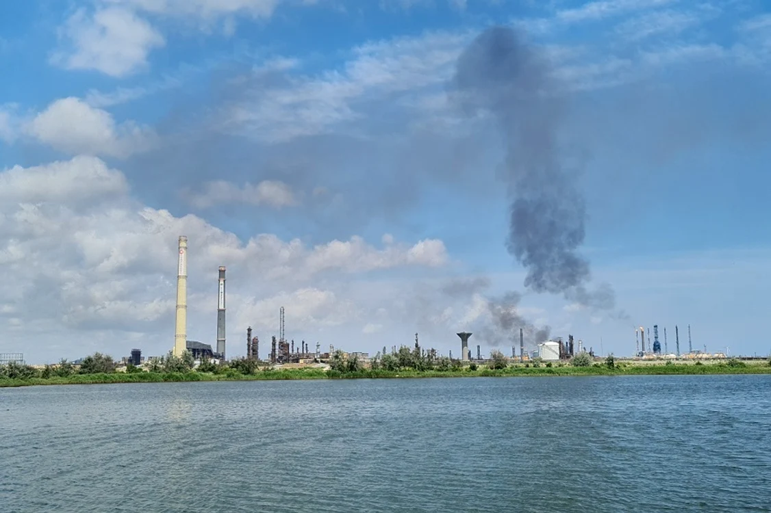 
    Urmările incendiului de la Rafinăria Petromidiafoto: News.ro  