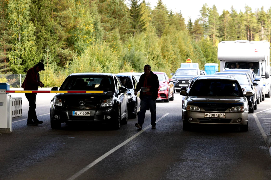 Masini la granita dintre Finlanda si Rusia FOTO EPA EFE jpg