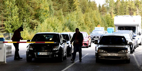 Masini la granita dintre Finlanda si Rusia FOTO EPA EFE jpg