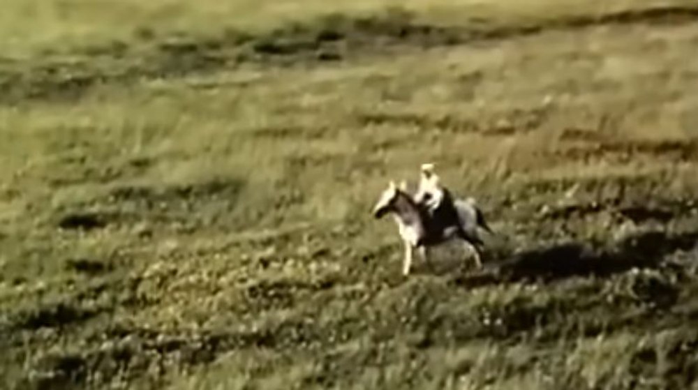 Cine este femeia de pe cal care apare pe genericul emisiunii „Tezaur folcloric“. Ce spunea Marioara Murărescu