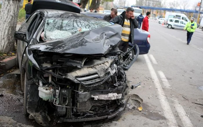 Poliţiştii cercetează cauzele accidentului