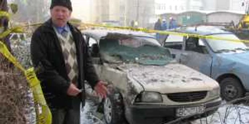 Albert Zaharia arată spre locul unde erau existau aerisitoarele