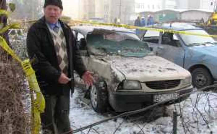 Albert Zaharia arată spre locul unde erau existau aerisitoarele