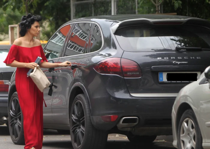 Prezentatoarea tv, coborând din maşina ei în faţa sediul Pro Tv cu bigudiurile în cap