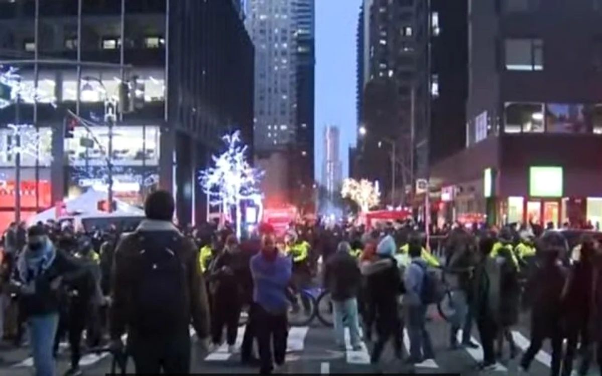 Mulţimea adunată la locul incidentului de la New York Captură YouTube