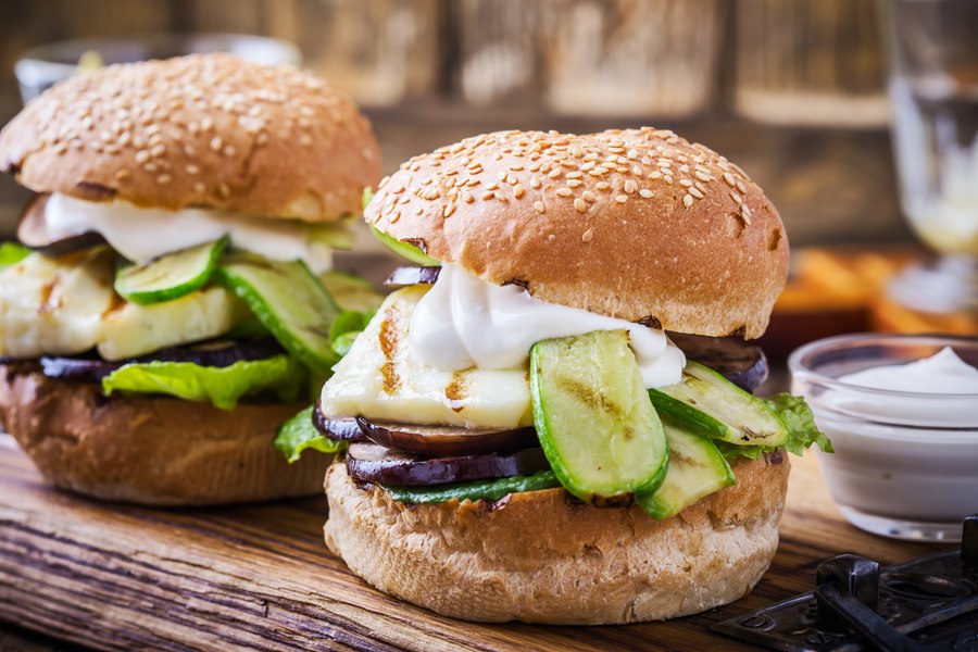 O iluzie demascată: pizza, burgerii sau sendvișurile vegane din meniurile restaurantelor fast-food nu sunt mai sănătoase decât cele pe bază de carne 
