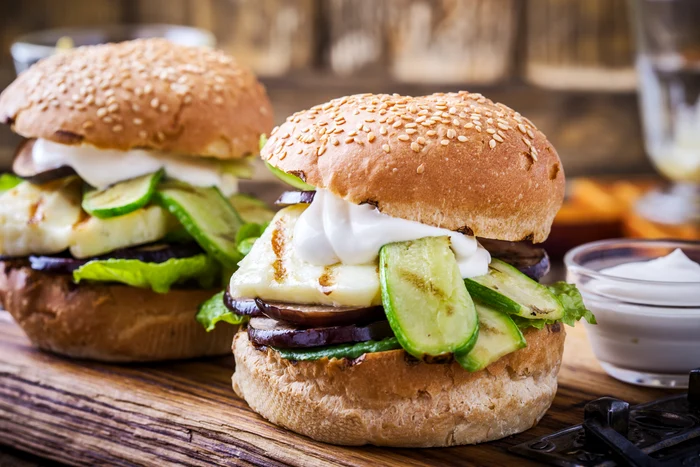 Opțiunile vegane din fast-food-uri nu sunt mai sănătoase decât  cele pe bază de carne - Shutterstock