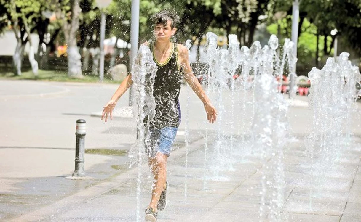 
    Meteorologii ANM au prelungit informarea meteo de vreme severă, caniculă și averse de ploaie, până joi, 4 iulieFOTO: Click!  