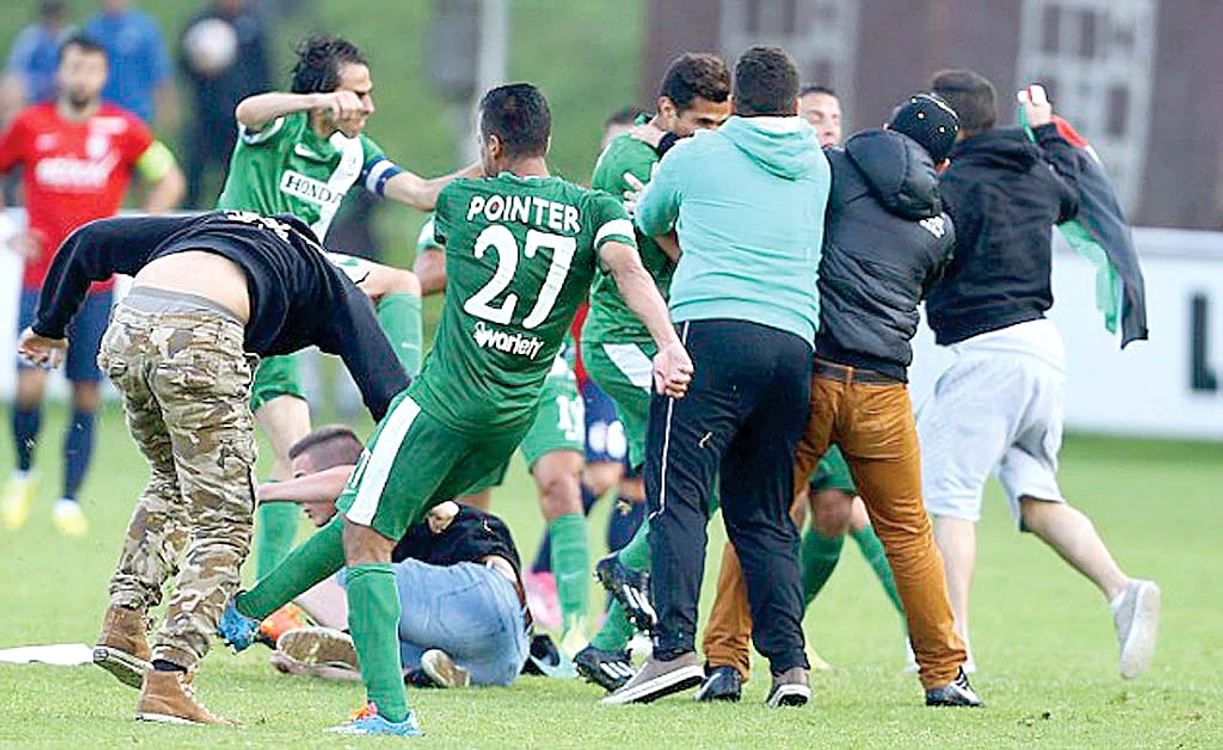 Jucătorii de la Haifa au ripostat, încercând să se apere