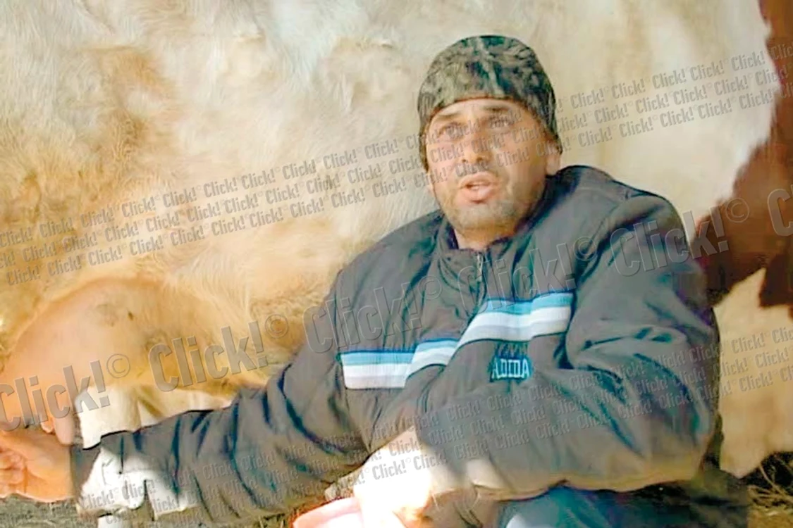 
    Sorin Bucurescu îngrijeşte  animalele de când era copil (FOTO: ALIN ION)  