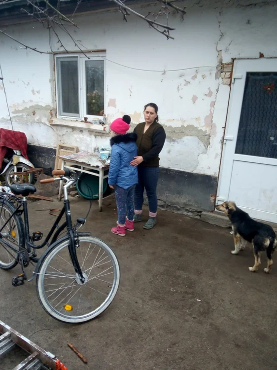 Georgiana Şchioapa şi una dintre fetiţe Sursa Arhivă personală