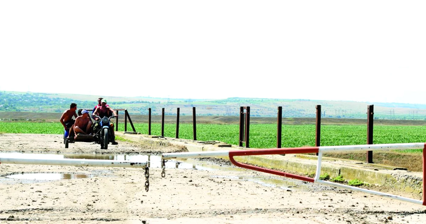 Localnicii se plâng că bara metalică este un adevărat obstacol.