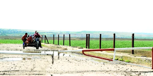 Localnicii se plâng că bara metalică este un adevărat obstacol.