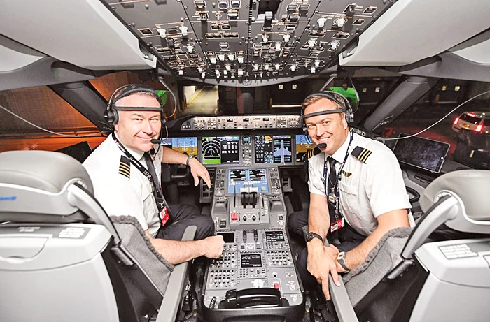 Căpitanul Sean Golding şi  copilotul Jeremy Sutherland,  monitorizaţi cu căşti speciale