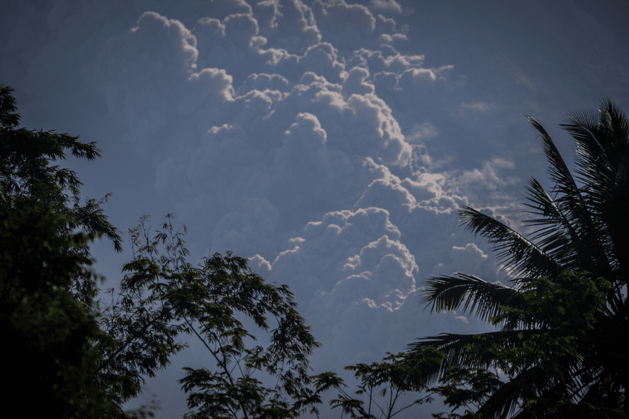 Imagini spectaculoase cu erupția vulcanului Merapi din Indonezia. GALERIE FOTO