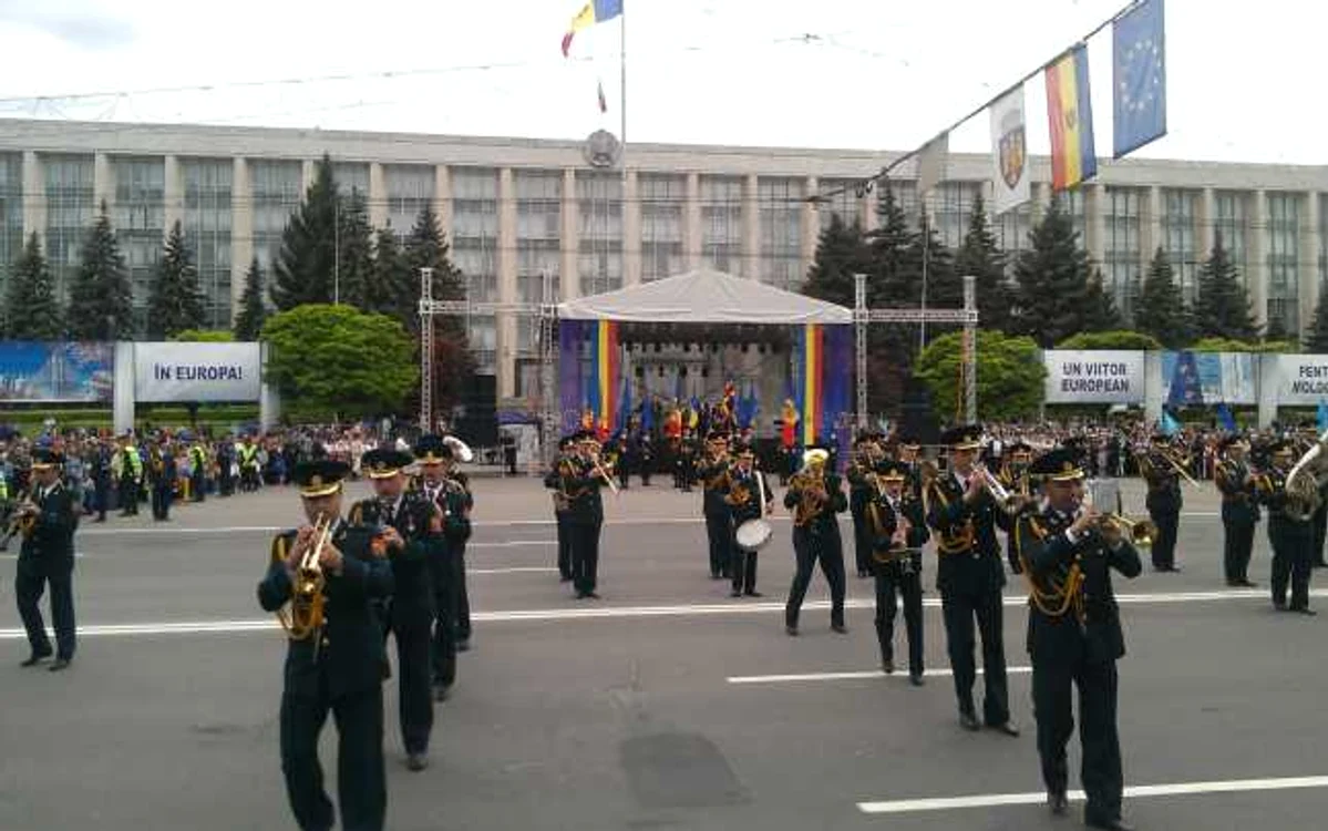 Fanfara prezidenţială a Republicii Moldova i-a încântat pe chişinăuieni timp de o oră, în Piaţa Marii Adunări Naţionale Foto: Andrei Rizescu