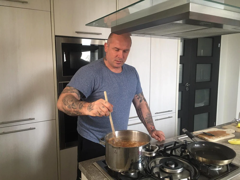 Cătălin Zmărăndescu se pricepe și la gătitfoto: arhivă personală