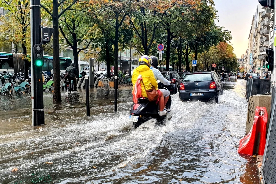 Traficul rutier a fost afectat, marţi seara, din cauza inundării mai multor bulevarde Foto Twitter / @JSarboraria