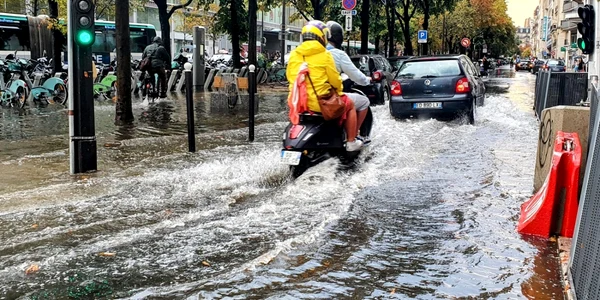 Străzile din Paris au fost inundate din cauza ploilor Foto Twitter @JSarboraria