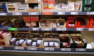 Produse Lidl pe raft - magazin FOTO Shutterstock 