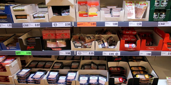 Produse Lidl pe raft - magazin FOTO Shutterstock 