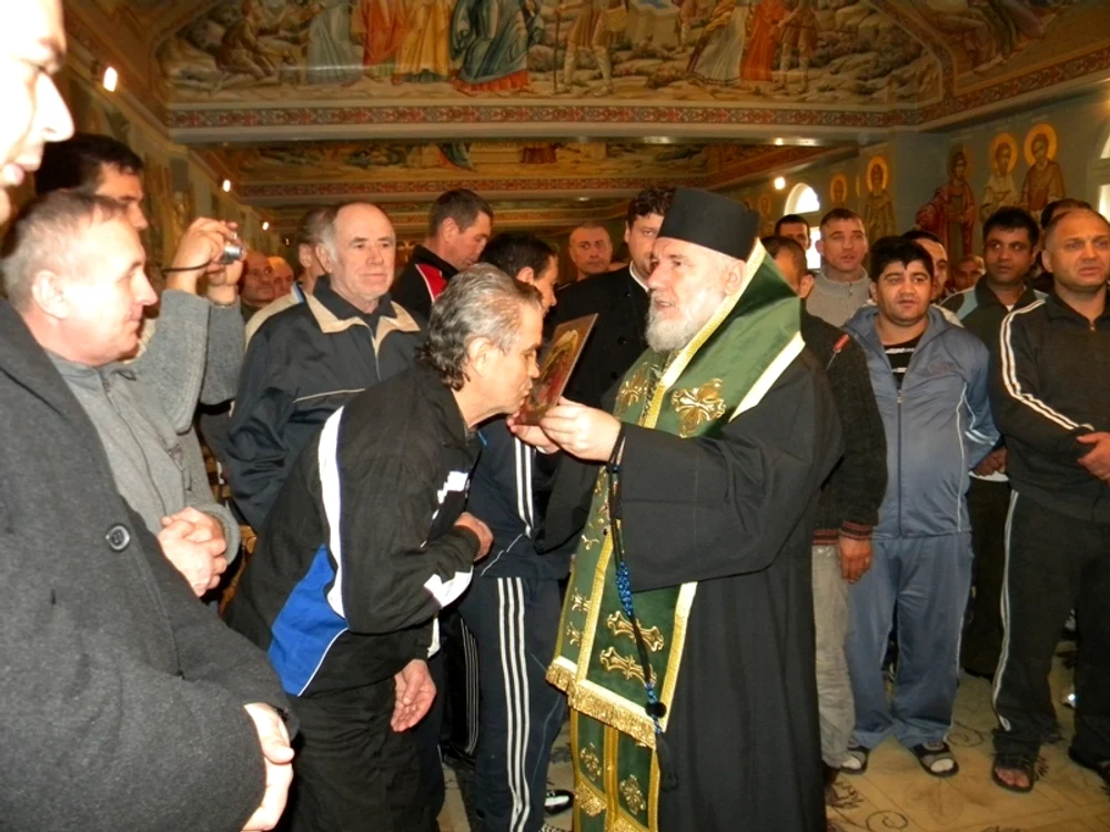 În vizită în Penitenciar (sursa foto: Episcopia Tulcii)