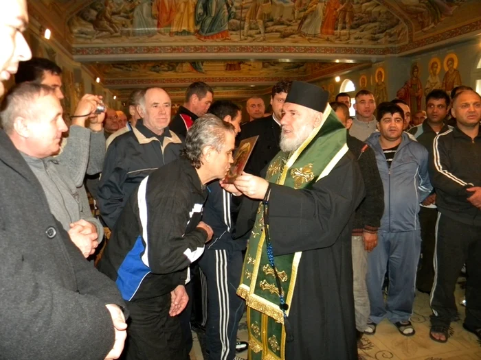 În vizită în Penitenciar (sursa foto: Episcopia Tulcii)