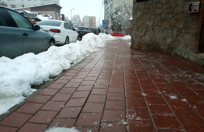 Trotuarul din apropierea Şcolii nr. 3 este acoperit cu un strat subţire de gheaţă. FOTO: Oana Şlemco