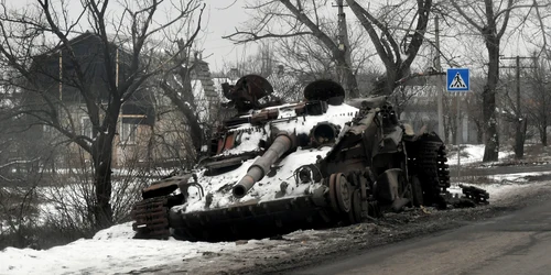 Tanc ucrainean T 64 distrus in Lugansk Razboi in Ucraina FOTO Profimedia jpg